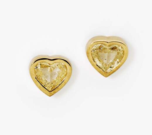 Ein Paar Ohrstecker mit natürlichen Fancy Yellow Diamanten in Herzform Deutschland - Foto 1