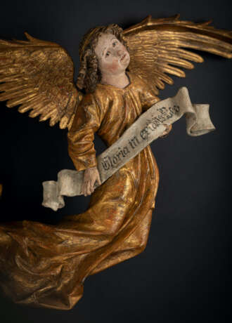 Gotischer geflügelter Engel mit Schriftband - Foto 2