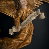 Gotischer geflügelter Engel mit Schriftband - фото 2