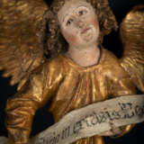 Gotischer geflügelter Engel mit Schriftband - photo 3