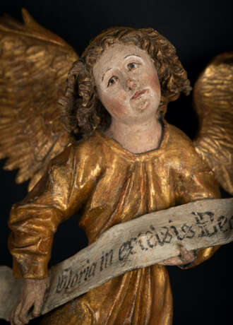 Gotischer geflügelter Engel mit Schriftband - photo 3