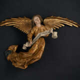 Gotischer geflügelter Engel mit Schriftband - Foto 4