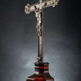 Grosses Kruzifix im Boulle-Stil mit silbernem Christuskorpus - фото 4