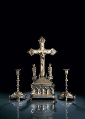 Prunkvolle Reliquienschatulle mit Kruzifix und Paar Leuchter im gotischen Stil - photo 1