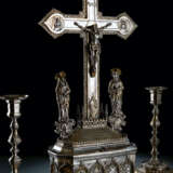 Prunkvolle Reliquienschatulle mit Kruzifix und Paar Leuchter im gotischen Stil - Foto 2