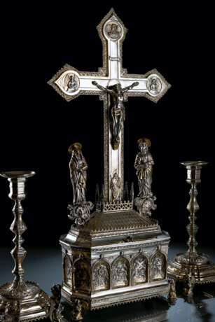 Prunkvolle Reliquienschatulle mit Kruzifix und Paar Leuchter im gotischen Stil - фото 2