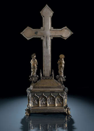 Prunkvolle Reliquienschatulle mit Kruzifix und Paar Leuchter im gotischen Stil - photo 3