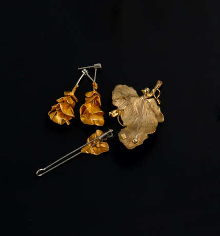 Brosche, Nadel und Paar Ohrringe in Blattformen - фото 2