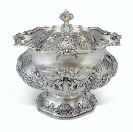 Gorham Manufacturing. AN AMERICAN SILVER TWO-HANDLED SOUP TUREEN AND COVER - фото 2