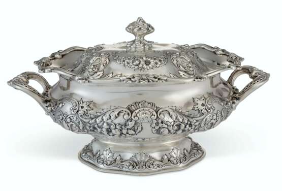 Gorham Manufacturing. AN AMERICAN SILVER TWO-HANDLED SOUP TUREEN AND COVER - photo 3
