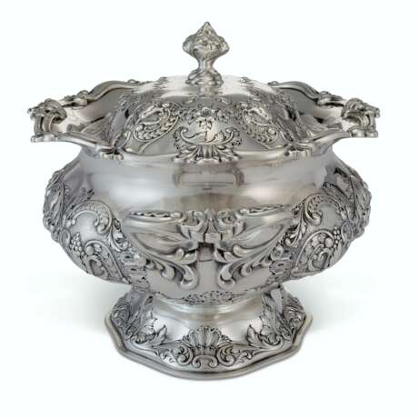 Gorham Manufacturing. AN AMERICAN SILVER TWO-HANDLED SOUP TUREEN AND COVER - Foto 4