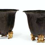 A PAIR OF CONTINENTAL PATINATED AND GILT-BRONZE JARDINIÈRES - фото 1