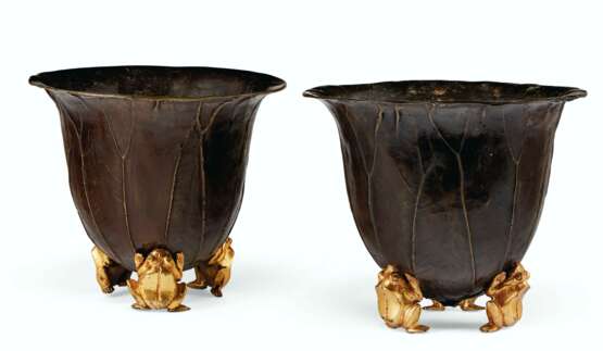 A PAIR OF CONTINENTAL PATINATED AND GILT-BRONZE JARDINIÈRES - Foto 2