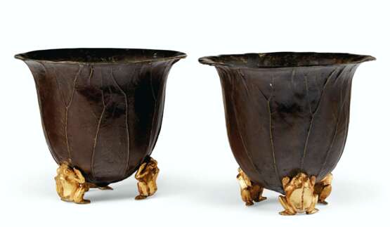 A PAIR OF CONTINENTAL PATINATED AND GILT-BRONZE JARDINIÈRES - Foto 3