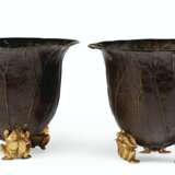 A PAIR OF CONTINENTAL PATINATED AND GILT-BRONZE JARDINIÈRES - фото 4