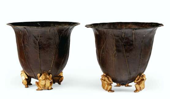 A PAIR OF CONTINENTAL PATINATED AND GILT-BRONZE JARDINIÈRES - Foto 4