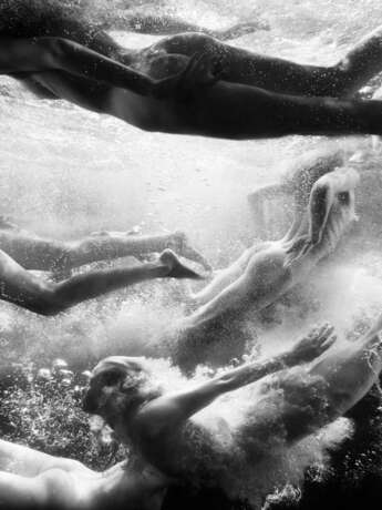 Diving Nude girls Fotopapier Digitale Fotografie Schwarz-Weiß-Foto Aktkunst 2020 - Foto 1