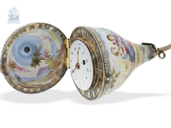 Anhängeuhr/Formuhr: außergewöhnlich große Emaille-Formuhr mit aufwändiger Emaille Lupenmalerei im Watteau-Stil, Wien um 1820 - фото 6