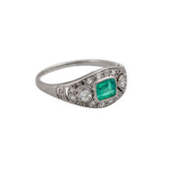 Ring mit Smaragd und Diamanten zusammen ca. 0,3 ct,