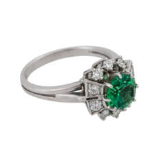 Ring mit grünem Turmalin und 10 Brillanten, zusammen ca. 0,2 ct,