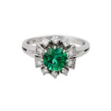 Ring mit grünem Turmalin und 10 Brillanten, zusammen ca. 0,2 ct, - Foto 2