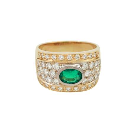 Ring mit oval facettiertem Smaragd, ca. 0,93 ct, - Foto 2
