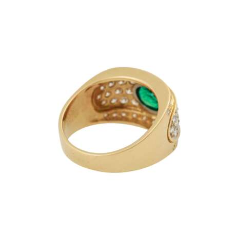 Ring mit oval facettiertem Smaragd, ca. 0,93 ct, - Foto 3
