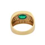 Ring mit oval facettiertem Smaragd, ca. 0,93 ct, - фото 4