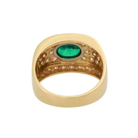 Ring mit oval facettiertem Smaragd, ca. 0,93 ct, - Foto 4