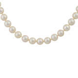 Lange Perlenkette mit Saphirschließe, - photo 2