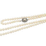 Lange Perlenkette mit Saphirschließe, - photo 4