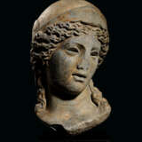 A MONUMENTAL ROMAN GREY MARBLE HEAD OF MINERVA - Foto 1