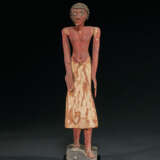 AN EGYPTIAN POLYCHROME WOOD FIGURE OF AN OFFICIAL - Foto 2