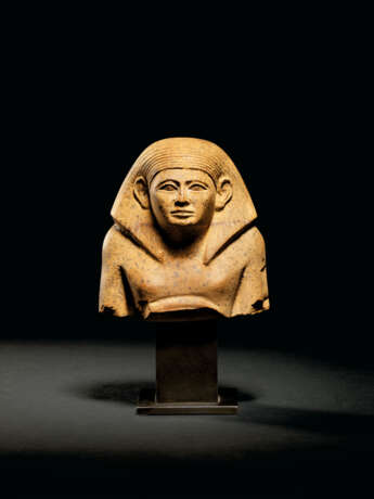 AN EGYPTIAN YELLOW LIMESTONE BUST OF AN OFFICIAL - Foto 1