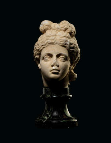 A ROMAN MARBLE HEAD OF VENUS - photo 1