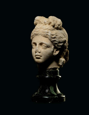 A ROMAN MARBLE HEAD OF VENUS - photo 2