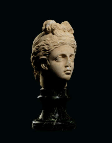 A ROMAN MARBLE HEAD OF VENUS - фото 3