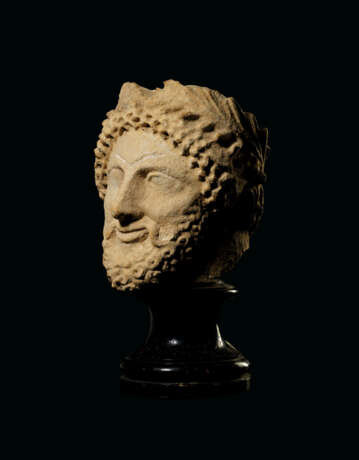 A CYPRIOT LIMESTONE HEAD OF A MALE VOTARY - фото 1