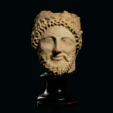 A CYPRIOT LIMESTONE HEAD OF A MALE VOTARY - Foto 2