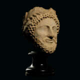 A CYPRIOT LIMESTONE HEAD OF A MALE VOTARY - Foto 3