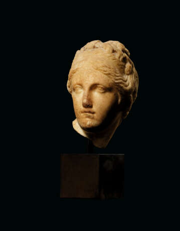 A GREEK MARBLE HEAD OF APHRODITE - Foto 2