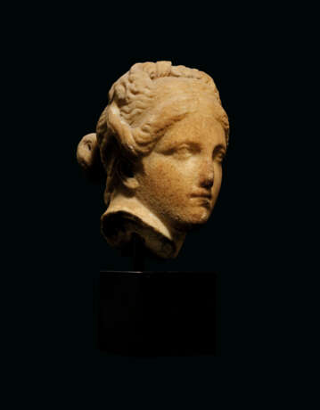 A GREEK MARBLE HEAD OF APHRODITE - Foto 3