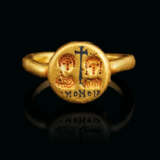 A BYZANTINE GOLD AND NIELLO RING - Foto 1