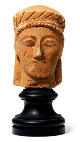 A CYPRIOT LIMESTONE HEAD OF A FEMALE VOTARY - фото 1