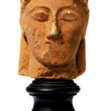 A CYPRIOT LIMESTONE HEAD OF A FEMALE VOTARY - фото 1