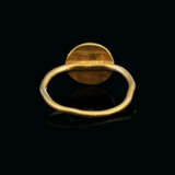A BYZANTINE GOLD AND NIELLO RING - photo 2