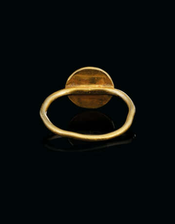 A BYZANTINE GOLD AND NIELLO RING - photo 2