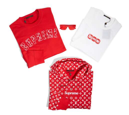 A COLLECTION OF RED & WHITE MONOGRAM CLOTHING AND SUNGLASSES - Foto 1