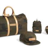 A COLLECTION OF CAMOUFLAGE ACCESSORIES - Foto 1