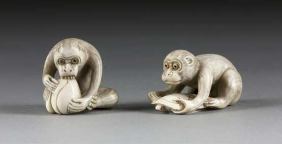 ZWEI NETSUKE IN FORM VON AFFEN - photo 1